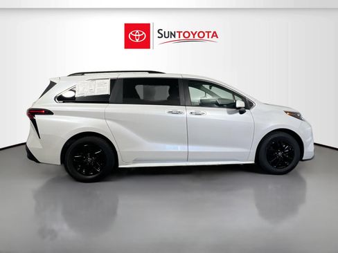 Used 2024 Toyota Sienna XLE FWD image 2