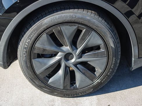 Used 2024 Tesla Model Y Long Range image 12