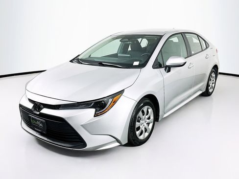 Used 2025 Toyota Corolla LE image 3