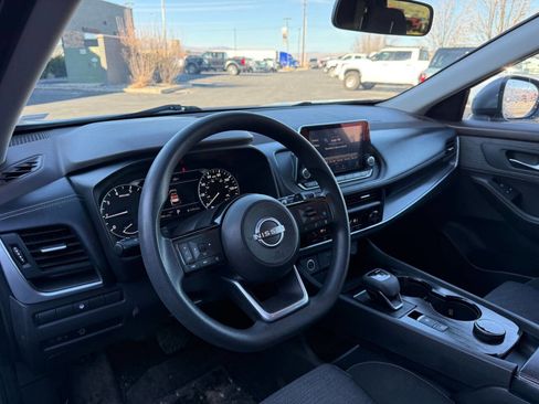 Used 2023 Nissan Rogue SV image 9