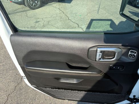 Used 2025 Jeep Wrangler Sahara image 20