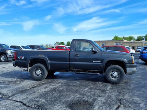 Used 2004 Chevrolet Silverado 2500 W/T AWD/4WD image 2