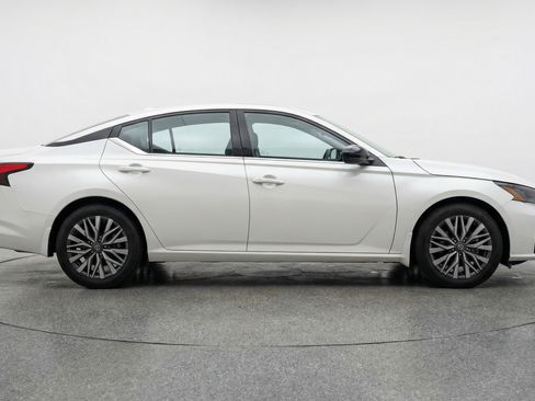 Used 2025 Nissan Altima 2.5 SV image 11