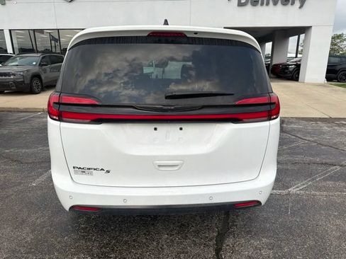 Used 2024 Chrysler Pacifica Touring-L w/ S Appearance Package FWD image 4