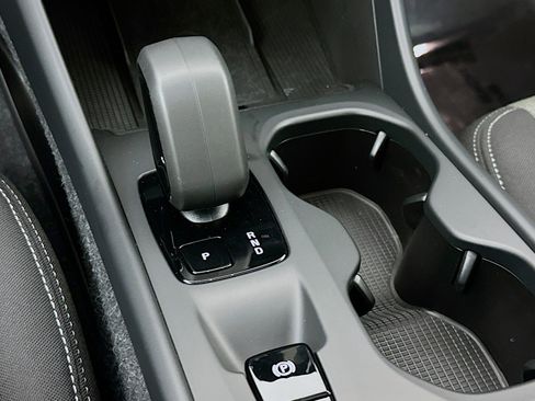 Used 2025 Volvo XC40 B5 Core image 7