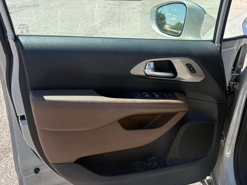 Used 2017 Chrysler Pacifica Limited FWD image 10