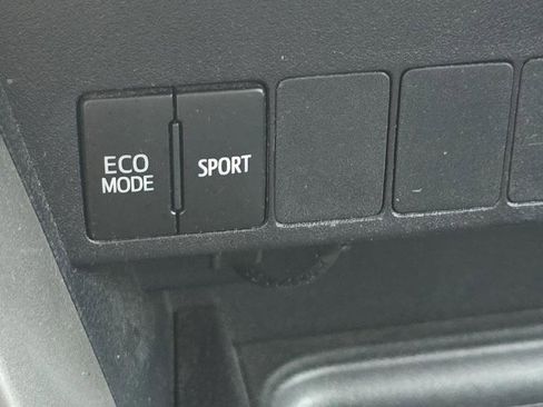 Used 2018 Toyota RAV4 XLE AWD/4WD image 30