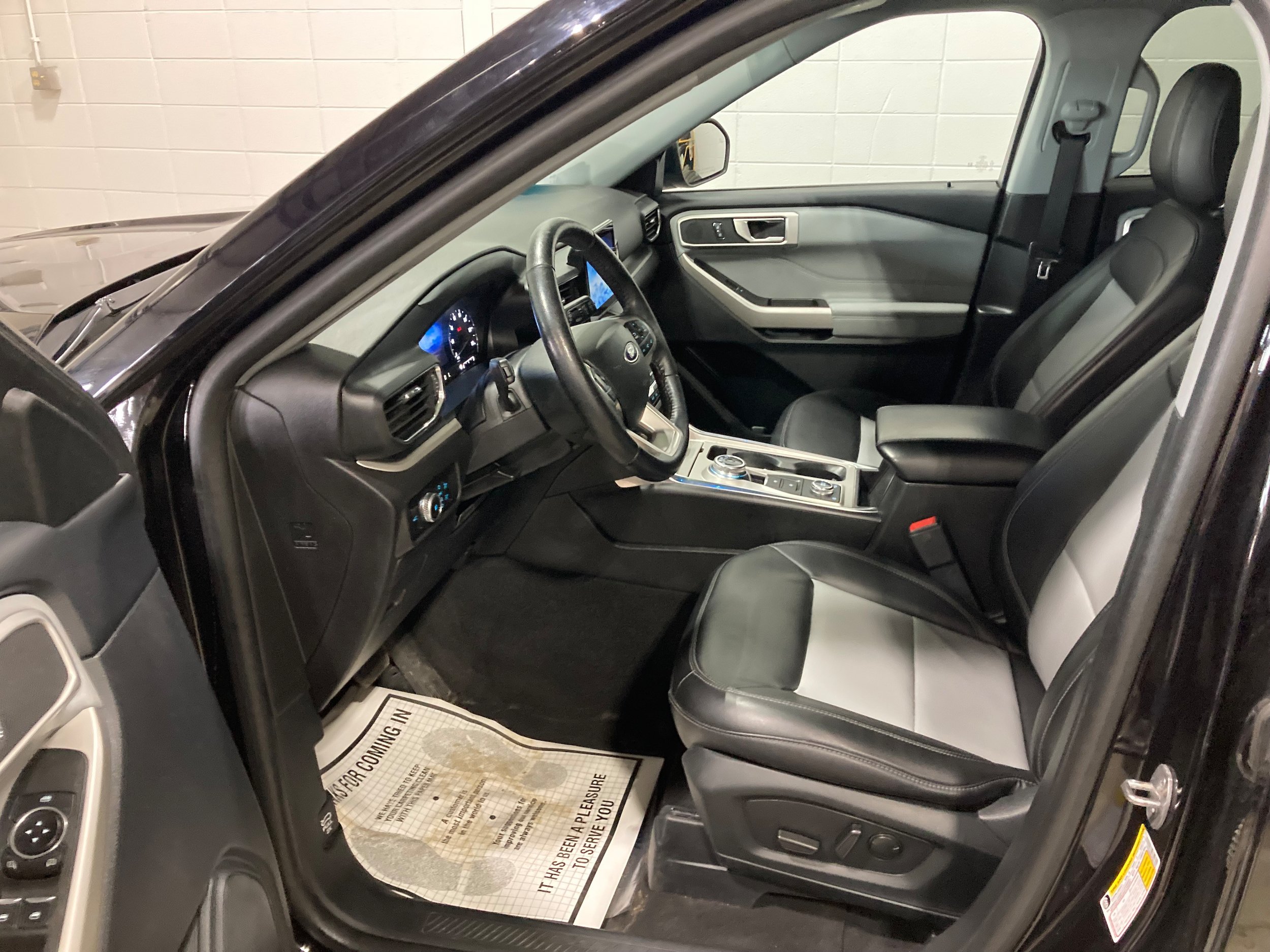 Used 2023 Ford Explorer XLT w/ Equipment Group 202A AWD/4WD image 22