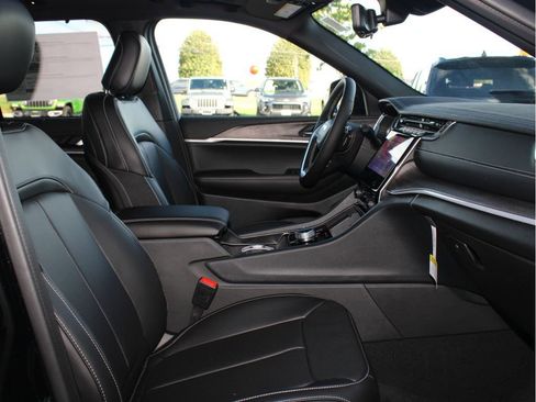 New 2025 Jeep Grand Cherokee Limited w/ Luxury Tech Group II image 34