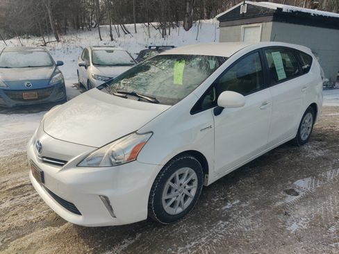 Used 2014 Toyota Prius V Three image 2