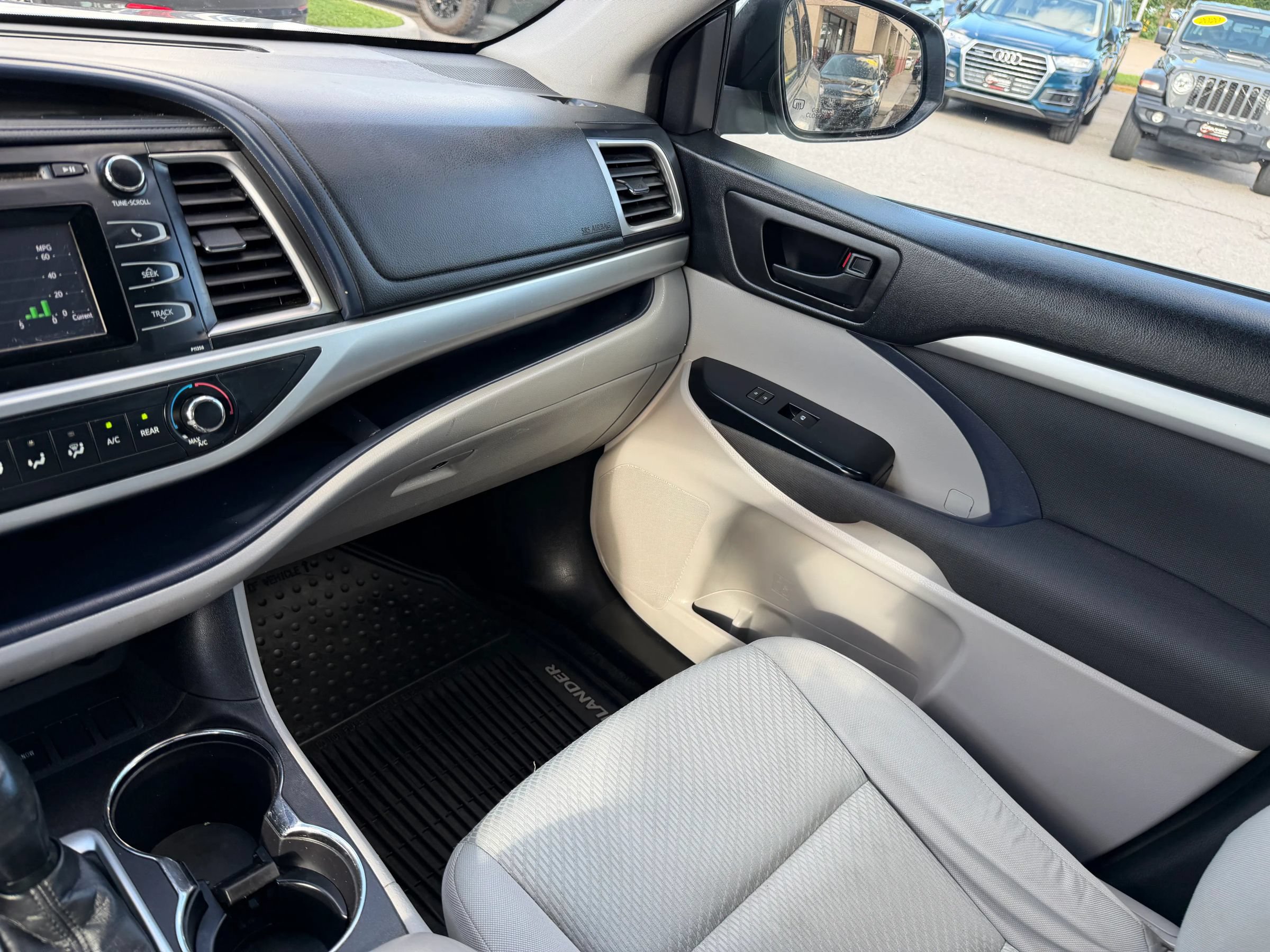 Used 2017 Toyota Highlander LE FWD image 24