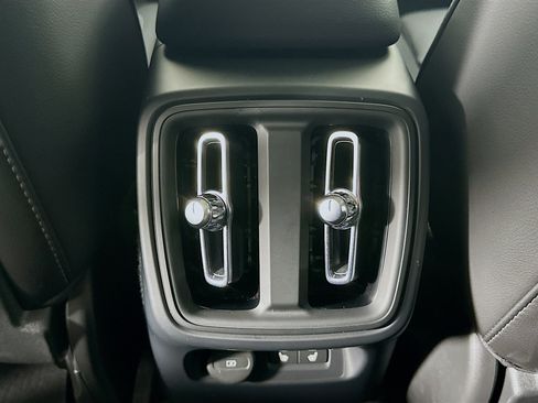 Used 2025 Volvo XC40 B5 Plus image 28