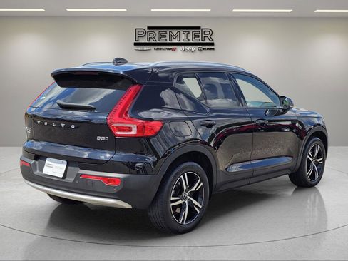 Used 2023 Volvo XC40 B5 Core image 8
