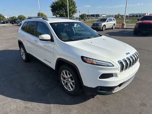 Used 2017 Jeep Cherokee Latitude w/ Cold Weather Group image 1