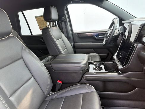 Used 2025 GMC Yukon Elevation w/ LPO, Elevation Black Package AWD/4WD image 6
