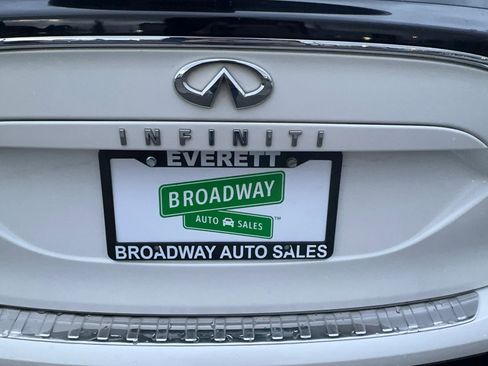 Used 2017 INFINITI QX30 Premium w/ Navigation Package image 7