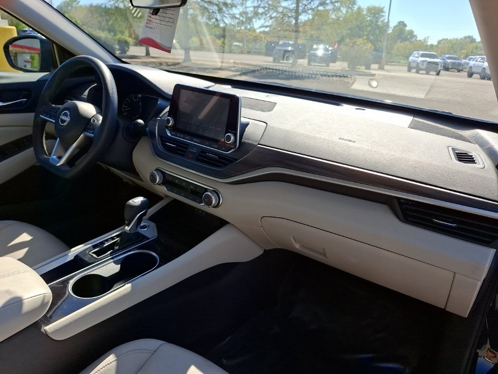 Used 2024 Nissan Altima 2.5 SV FWD image 32