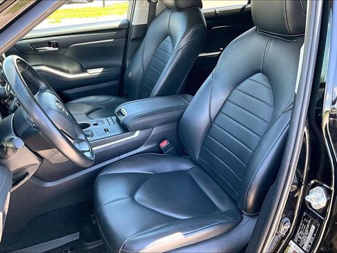 Used 2022 Toyota Highlander XLE AWD/4WD image 24