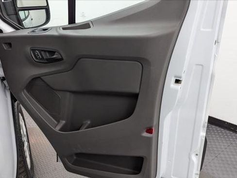 Used 2022 Ford E-Transit Medium Roof image 19