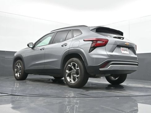 Used 2025 Chevrolet Trax LT FWD image 42