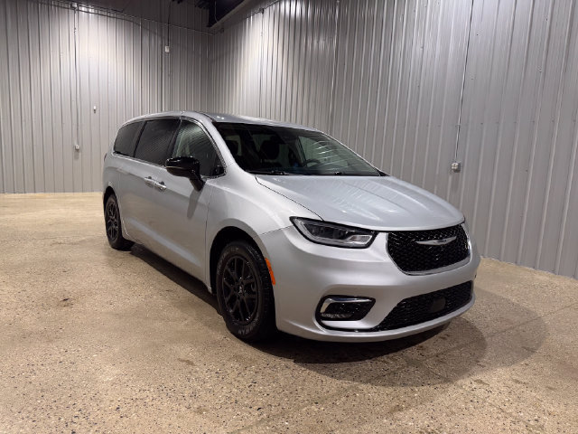 Used 2024 Chrysler Pacifica Touring-L FWD image 4