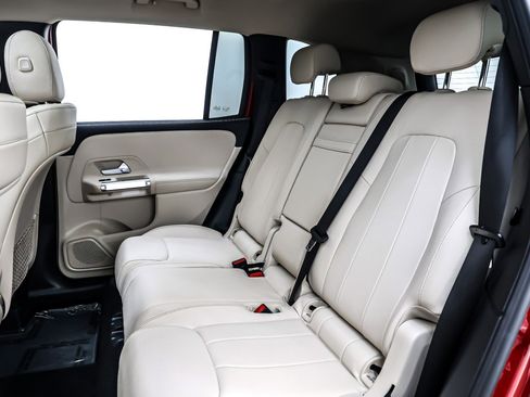 Used 2021 Mercedes-Benz GLB 250 4MATIC image 9