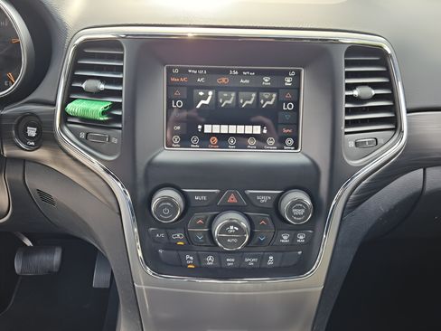 Used 2020 Jeep Grand Cherokee Laredo AWD/4WD image 17