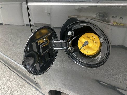 Used 2015 Chrysler Town & Country Touring-L image 12