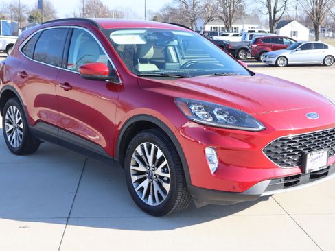 Used 2022 Ford Escape Titanium image 3