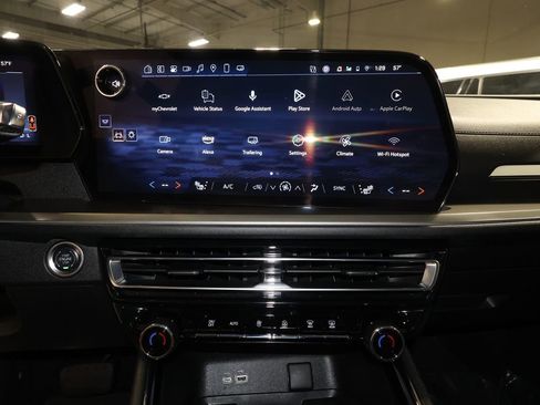 Used 2025 Chevrolet Traverse LT image 16