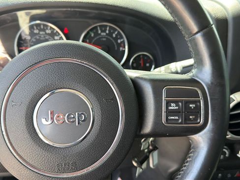 Used 2015 Jeep Wrangler Unlimited Sahara w/ Connectivity Group AWD/4WD image 21