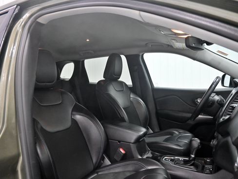 Used 2019 Jeep Cherokee Latitude Plus w/ Comfort/Convenience Group AWD/4WD image 30