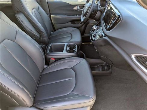 Used 2025 Chrysler Pacifica Select image 19