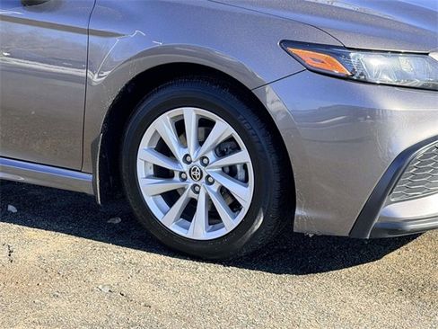 Used 2022 Toyota Camry SE image 9
