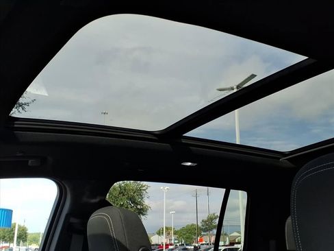 Used 2025 Chevrolet Traverse LT w/ Sun and Wheel Package FWD image 18