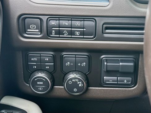 Used 2023 Chevrolet Tahoe Z71 w/ Z71 Off-Road Package AWD/4WD image 17