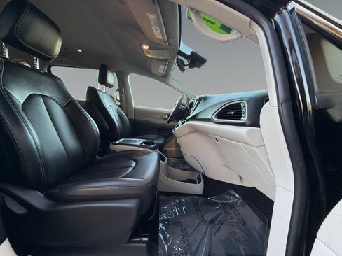 Used 2024 Chrysler Pacifica Touring-L FWD image 21