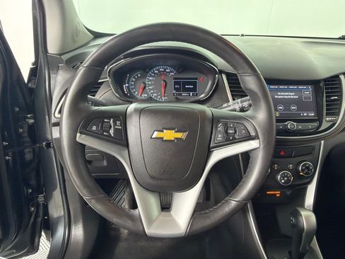 Used 2018 Chevrolet Trax LT w/ LT Convenience Package FWD image 12