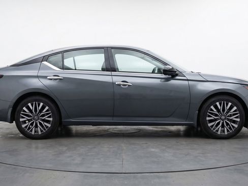 Used 2025 Nissan Altima 2.5 SV FWD image 11