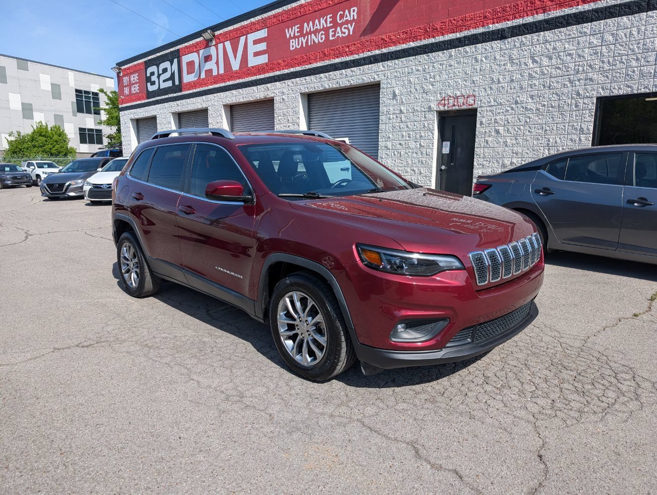 Used 2019 Jeep Cherokee Latitude Plus w/ Comfort/Convenience Group FWD image 1