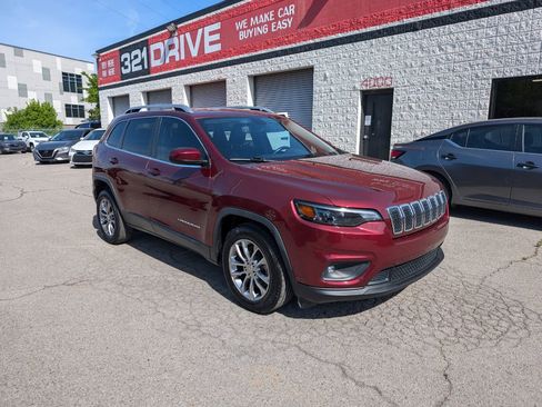 Used 2019 Jeep Cherokee Latitude Plus w/ Comfort/Convenience Group FWD image 1