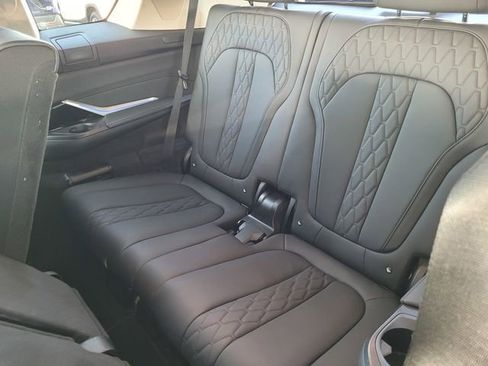 Used 2025 BMW X7 xDrive40i AWD/4WD image 18