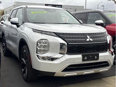 Used 2025 Mitsubishi Outlander SE image 3