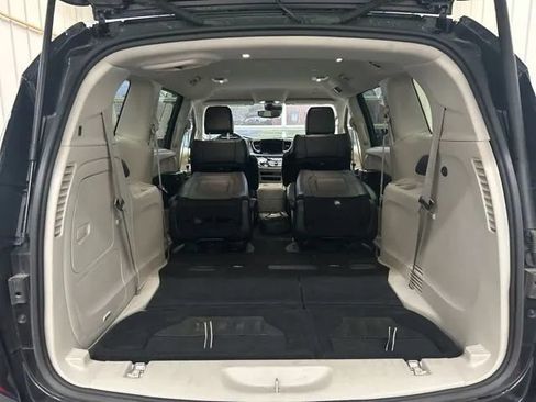 Used 2023 Chrysler Pacifica Touring-L FWD image 20