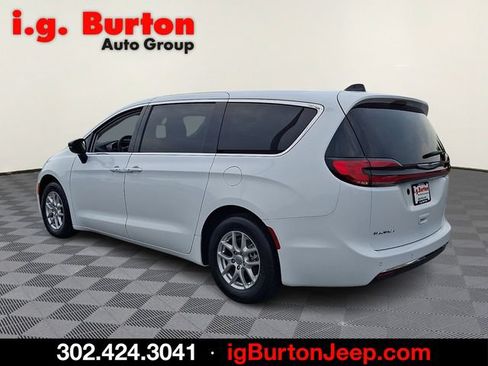 Used 2024 Chrysler Pacifica Touring-L FWD image 4
