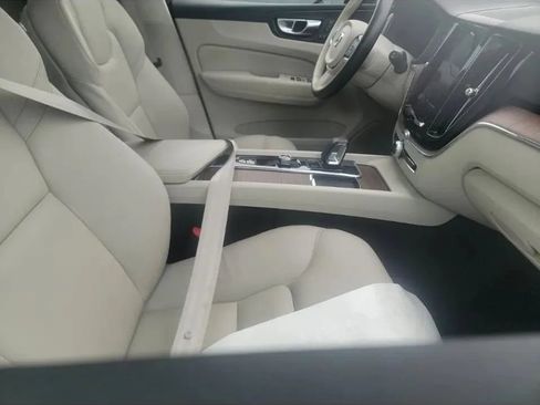 Used 2022 Volvo XC60 B5 Momentum AWD/4WD image 4