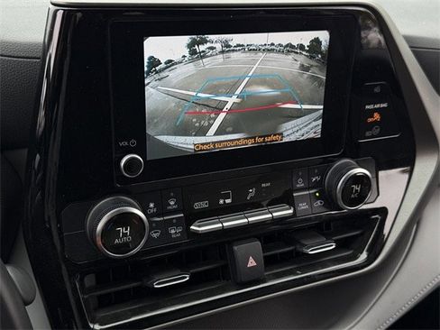Used 2024 Toyota Highlander LE image 18