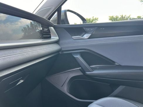 Used 2025 Volkswagen Tiguan SE w/ Panoramic Sunroof Package AWD/4WD image 18