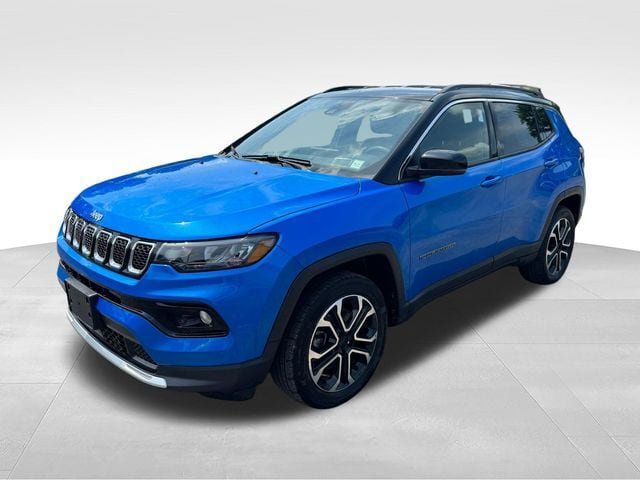 Used 2023 Jeep Compass Limited AWD/4WD image 2