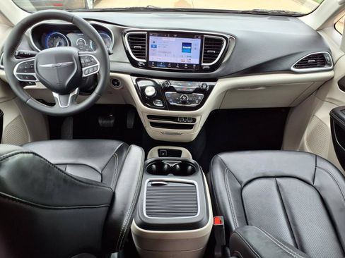 Used 2024 Chrysler Pacifica Touring-L FWD image 9